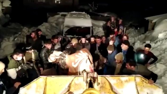 Şırnak'ta hastalanan kadın, iş makinesi kepçesinde taşındı