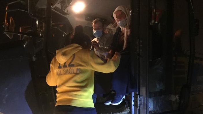 Diyarbakır'da hasta kadın, iş makinesi ile ambulansa taşındı