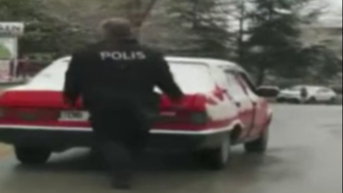 Ankara'da yolda kalan vatandaşın imdadına polis koştu