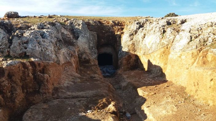 Kahramanmaraş’ta 300 bin yıllık kaya mezarlar koruma altına alındı