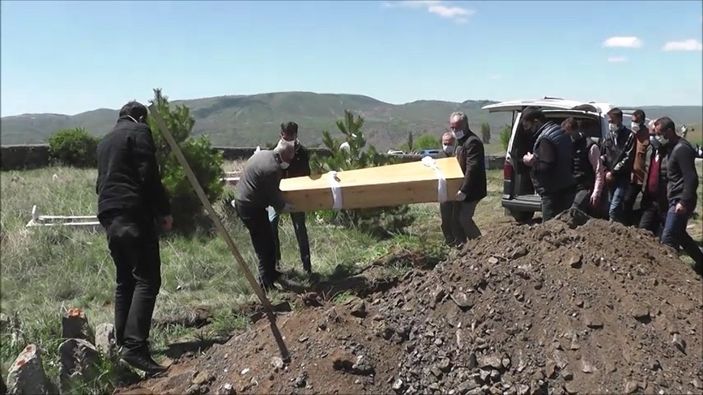 Tokat'ta keneden ölen çiftçi tabutla gömüldü