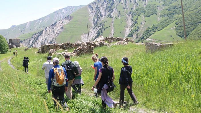 Hakkari'ye giden Alman coğrafyacı ve ailesi, doğaya hayran kaldı