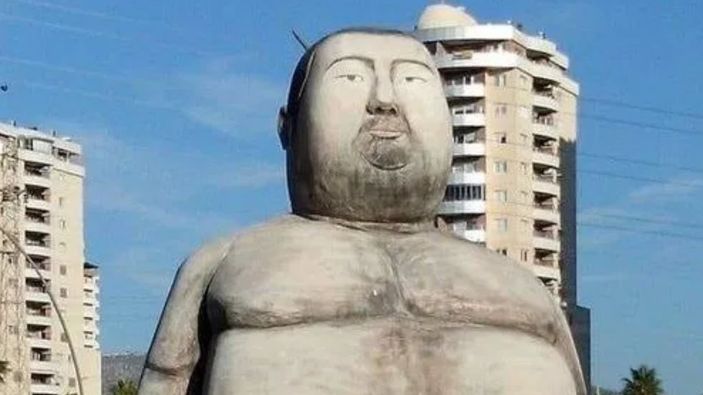 Mersin'de Sinan Şamil Sam'a benzetilen heykel yeniden gündemde