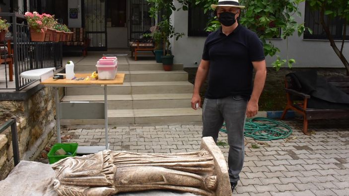 İzmir'deki Metropolis Antik Kenti'nde 1800 yıllık kadın heykeli bulundu