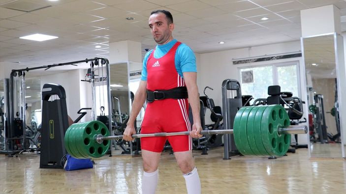Görme engelli sporcu, 12 yıl sonra yeniden başladığı halterde Türkiye Şampiyonu oldu