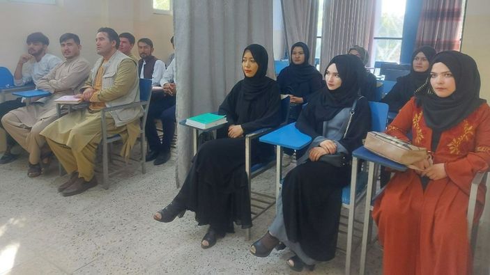 Taliban, kız ve erkek öğrencilerin arasına perde çekti