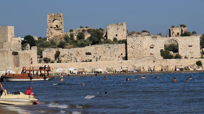 Tatilciler Mersin Kızkalesi'ne akın etti