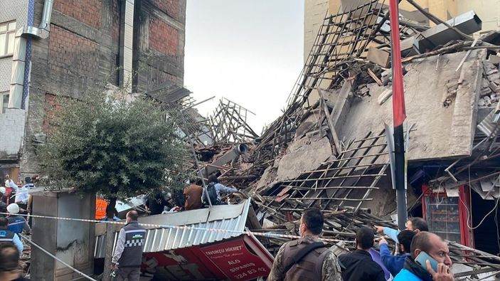 Malatya'da bina çöktü