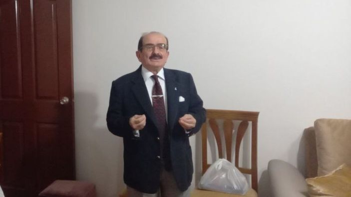 Artvin'deki emekli öğretmen, 56 yıldır takım elbise giyiyor