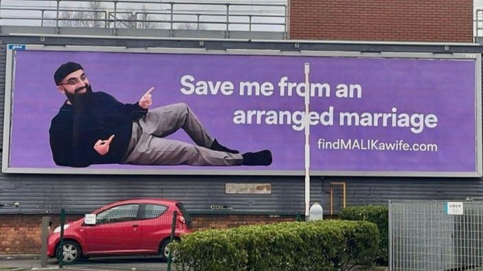İngiltere'de ailesinin eş bulmasını istemedi, billboarda ilan verdi