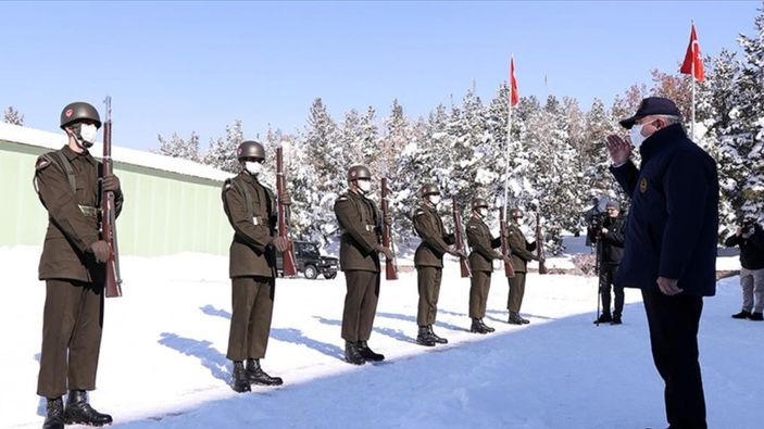 Milli Savunma Bakanı Hulusi Akar Irak sınırında