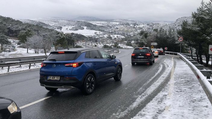 İzmir'in yüksek kesimlerinde kar yağışı