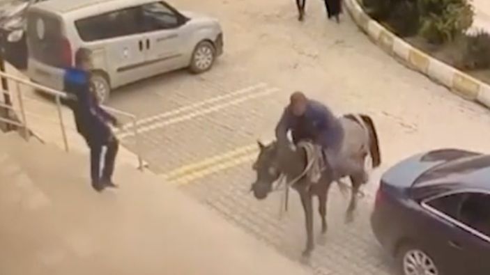 Hatay'da atıyla belediyeye girmeye çalıştı