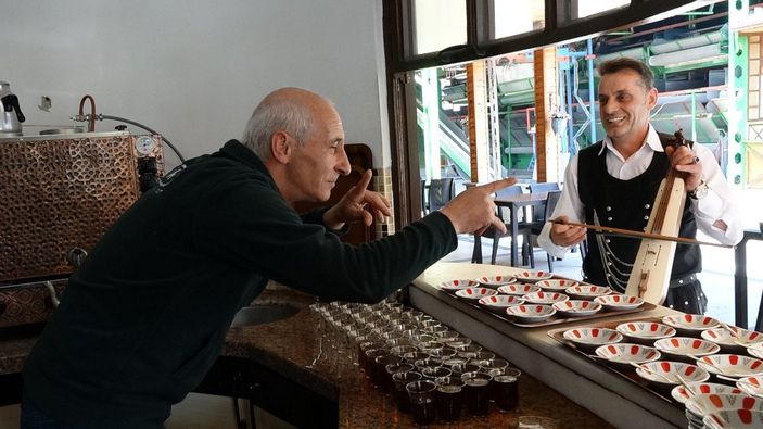 Trabzonlu çaycının sıra dışı servisi büyük ilgi topladı
