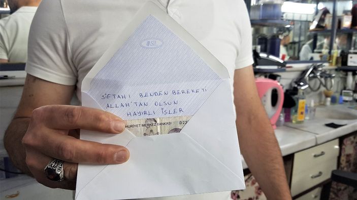 Karabük'te siftah parası bırakan hayırsever kameralara yakalandı