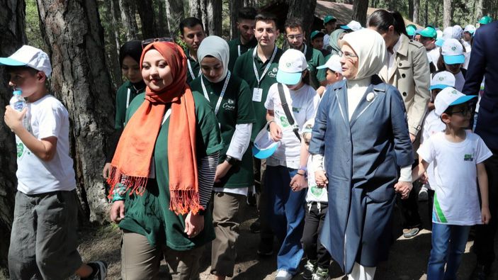 Emine Erdoğan, Kızılcahamam'da gençlerle çevre yürüyüşüne katıldı