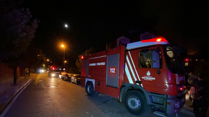 Üsküdar'da iki katlı bina yandı