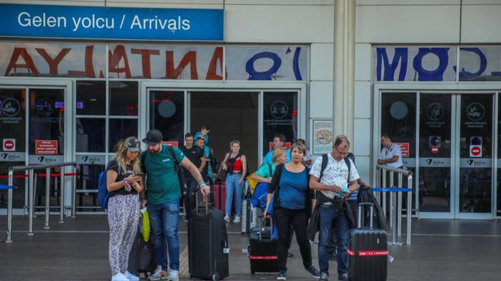 Ruslar, seferberlik ilanıyla Antalya'ya akın etti