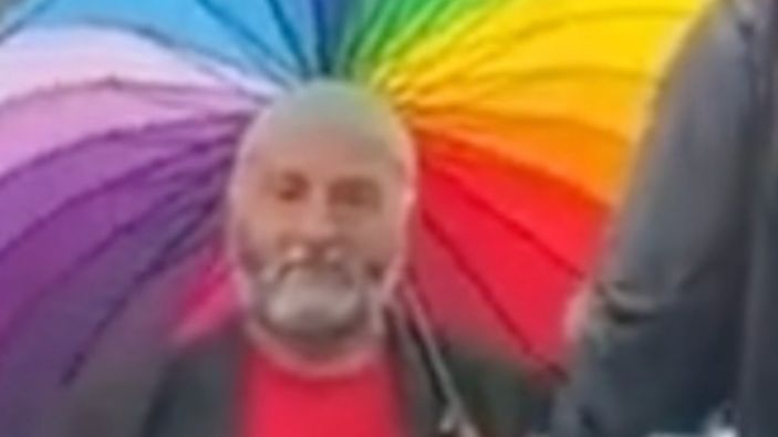 Gökkuşağı şemsiyesi kullanan amca