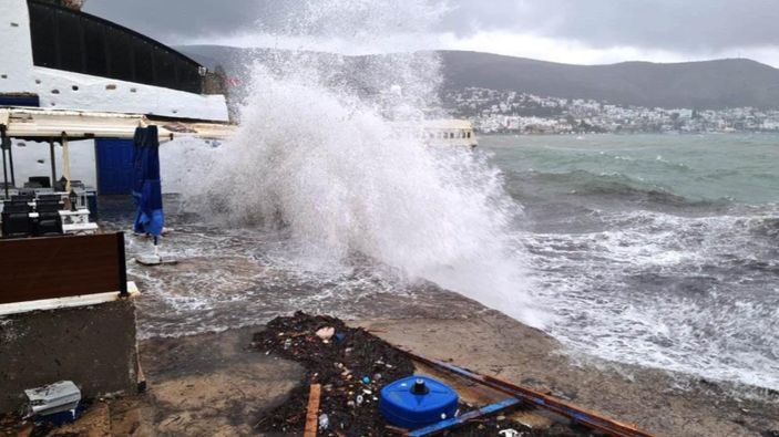 Bodrum'u sağanak vurdu