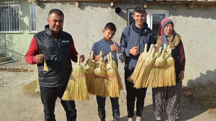 Afyonkarahisar'da geleneksel yöntemlerle ot süpürgesi yapılıyor