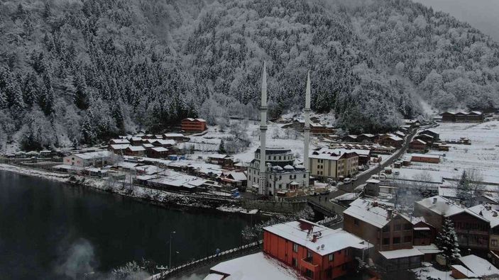 Uzungöl beyaza büründü: Turistler akın etti