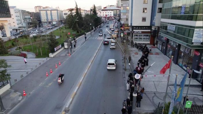 EYT'liler SGK önünde uzun kuyruk oluşturdu
