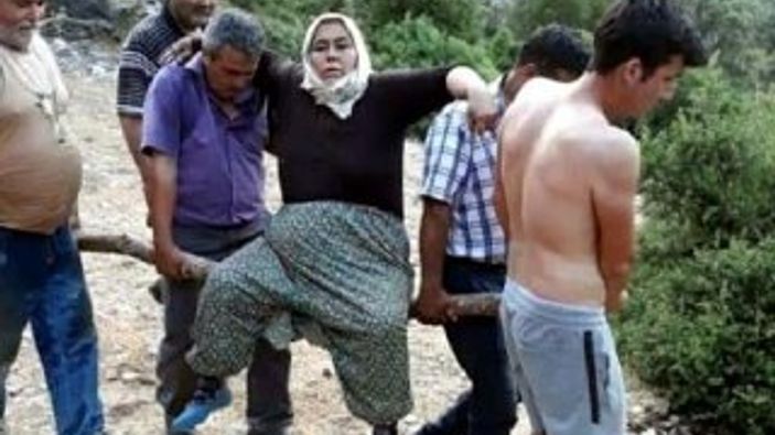 Hasta kadını iki saat boyunca odun üzerinde taşıdılar