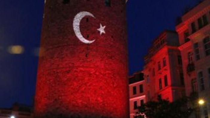Galata Kulesi milli takım için kırmızı beyaza büründü