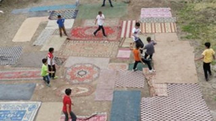 Boş araziye halı seren çocukların futbol aşkı