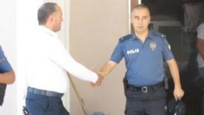 Trafik magandasıyla tokalaşan polis açığa alındı