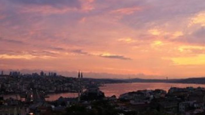 İstanbul'da gün doğumu, gökyüzünü kızıla boyadı