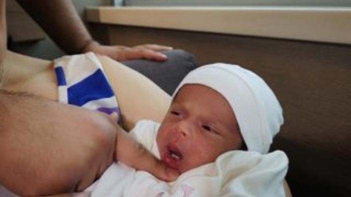 İstanbul'da yeni doğan bebek dişleriyle dünyaya geldi