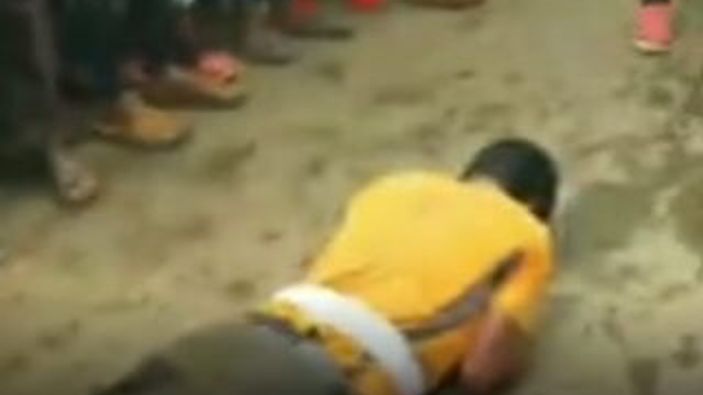 Hindistan'da şans getirsin diye kendilerini ezdirdiler