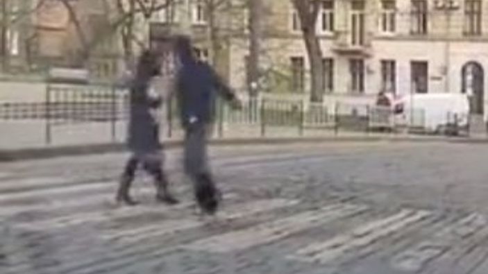 Ukrayna'da yaya geçidinde kadına yumruklu saldırı