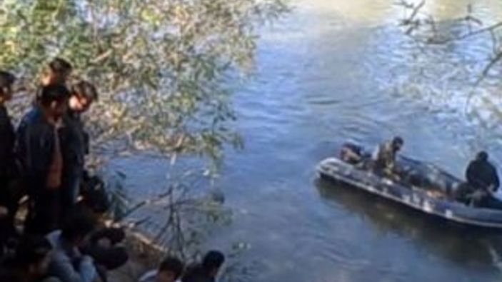 Göçmenleri zorla Türkiye sınırına bırakan Yunan askerleri