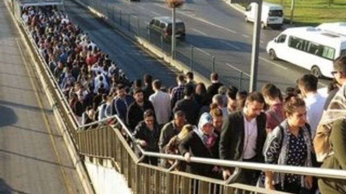 Altunizade metrobüs istasyonu genişletildi