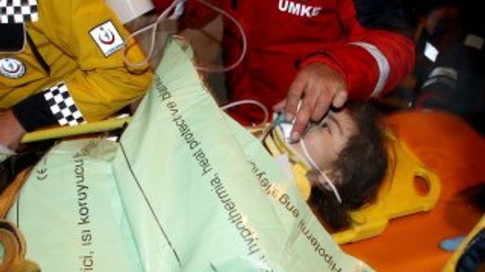 24 saat sonra kurtarılan küçük kızın annesi de sağ çıkarıldı