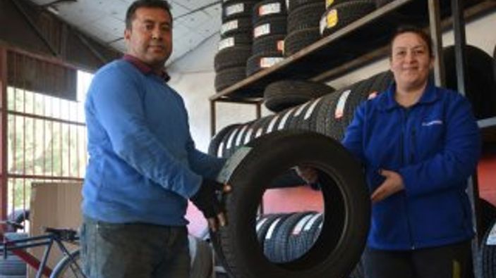 Duygu usta, 20 yıldır lastik tamirciliği yapıyor