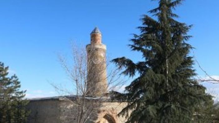 Deprem eski yapıları yıkamadı