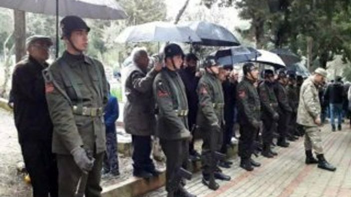 Osmaniye şehidini uğurlarken, askerlere sevgi seli