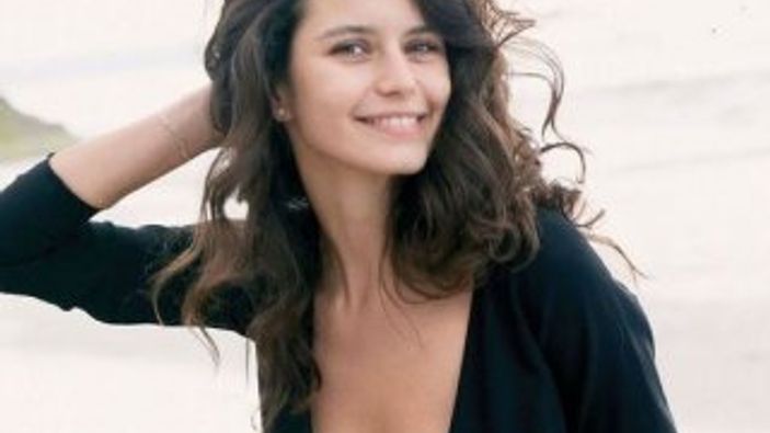 Beren Saat'ten 'evde kal' pozu