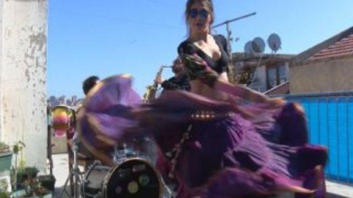 Kadıköy'de terasta komşuları için konser verdiler