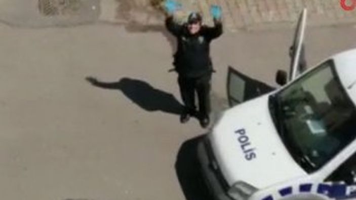 Polis otosundan şarkıyı çalıp dans etti