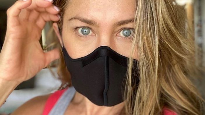 Jennifer Aniston: Şu lanet maskeyi takın