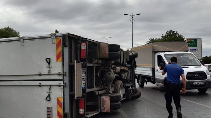 İstanbul'da kamyonet devrildi: 2 yaralı