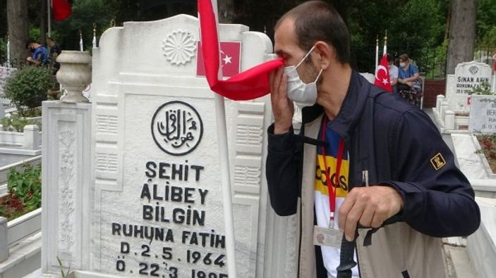 Samsun'da gözleri görmese de 20 senedir şehitliğe geliyor