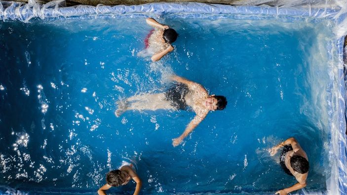 Ankara'da traktör römorkunu çocukları için havuza çevirdi