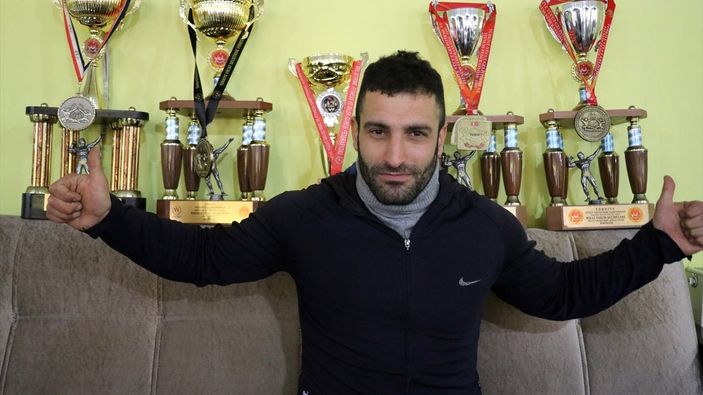 Vücut geliştirme sporcusu Ömer Çeçen, kendisi gibi engellilere ilham olmak istiyor