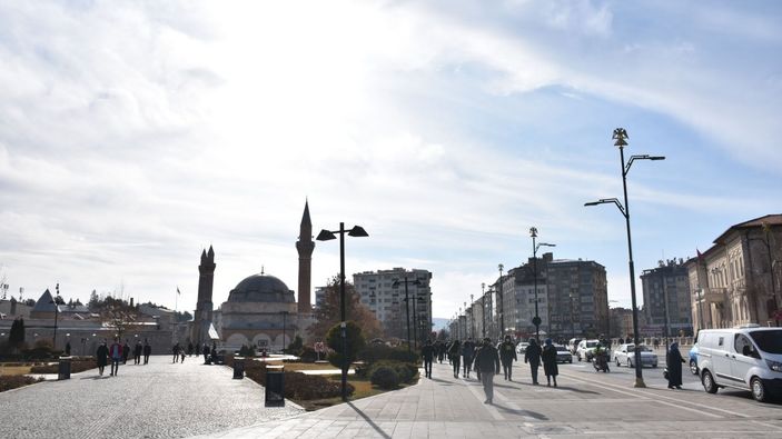 Sivas'ta bir tarafta kış, bir tarafta bahar havası
